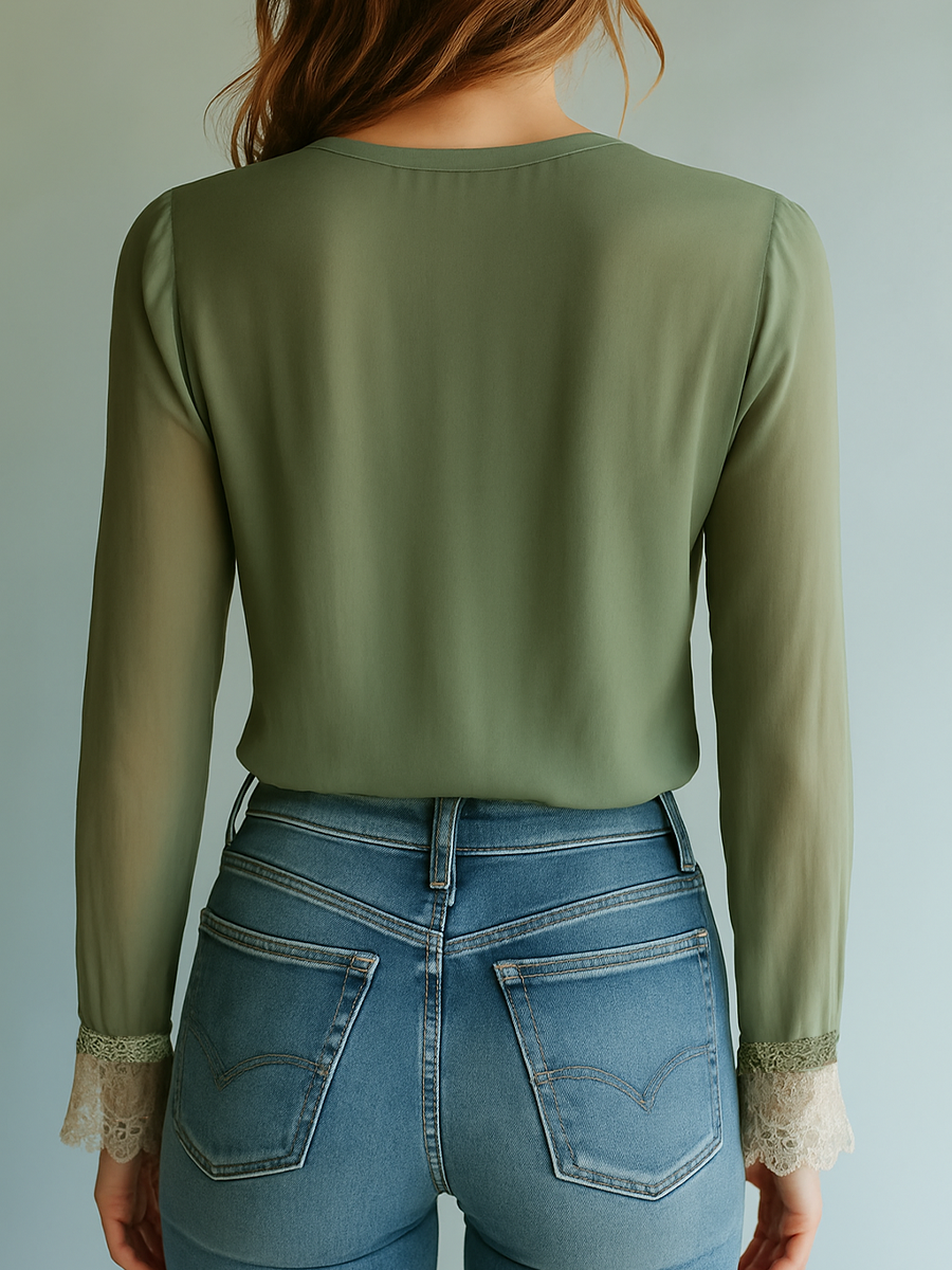 Modische feminine Damenbluse in Grün mit floralem Muster und transparenten Langarm-Ärmeln für Frühling & Sommer.