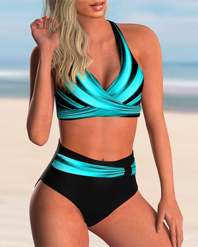 Stylischer Damen Print Bikini Zweiteiler mit verstellbaren Trägern und Kreuzausschnitt, ideal für den Urlaub.