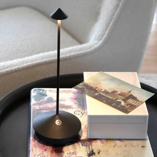 Vielseitige kabellose LED-Lampe. Dimmbar, wasserfest, ideal für Essen im Freien oder Lesen.