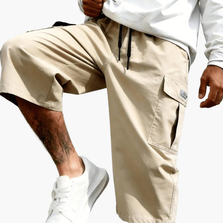 Moderne Herren Cargo Shorts im lässigen Streetwear-Look, mit praktischen Seitentaschen.
