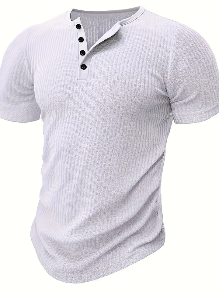 Komfortables Kurzarm Henley T-Shirt für Herren mit Rippstruktur und stilvoller Knopfleiste.