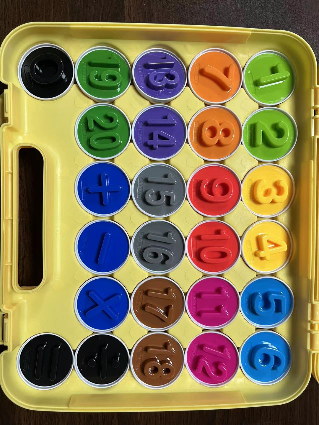 Buntes Lernspielzeug Eier-Set mit Formen, Zahlen & Buchstaben zum Stecken für kleine Kinder.