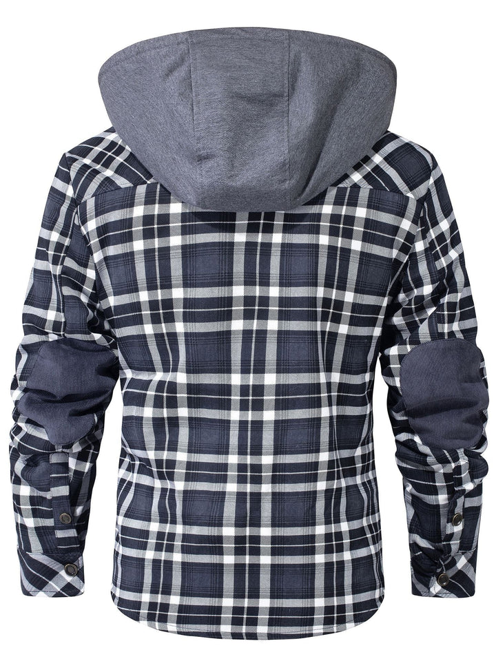 Nahaufnahme: Kariertes Muster der warmen Herren Kapuzenjacke aus Flanell, robuste Optik.