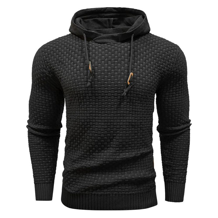 Dunkelblauer Kapuzenpullover, gefaltet. Robuster, warmer Herren-Pullover für Alltag.