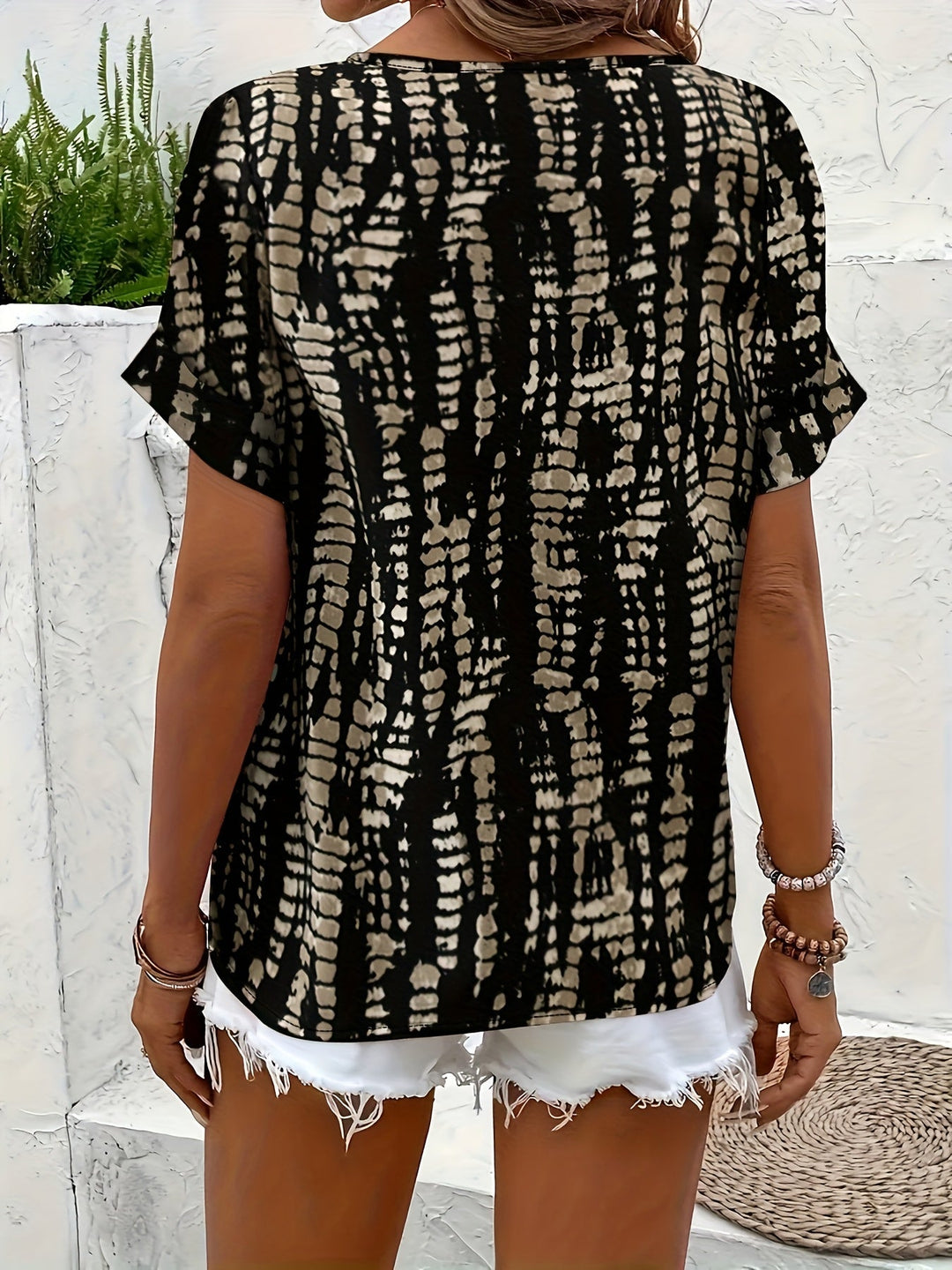 Leichte Damen Kurzarm Bluse mit modischem Print, ideal für warme Sommertage.