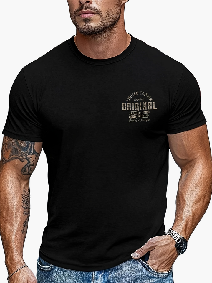 Flat Lay: Weißes Herren T-Shirt mit Vintage-Print. Lässiges Oberteil für Freizeitmode & urbane Streetwear.