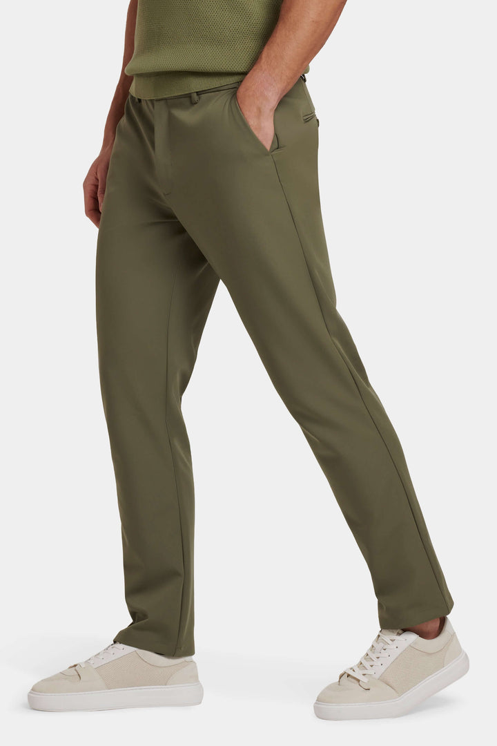 Vielseitige Herren Freizeithose: Komfortable Tech-Pantalons für Alltag, Reisen & legere Anlässe.