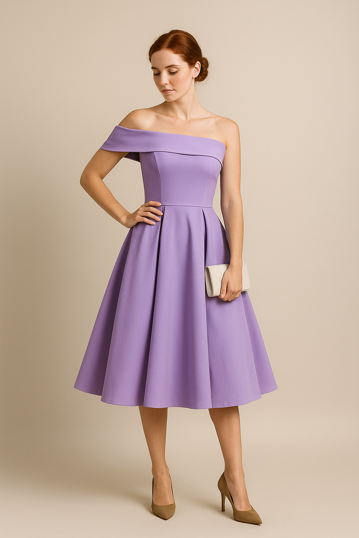 Sommerliches Damen A-Linien Kleid, schulterfrei, mit femininem Schwung. Elegant für jeden Anlass.