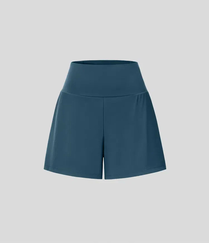 Moderne Damen Sportkleidung: 2-in-1 Shorts für Fitness, Training & Komfort.