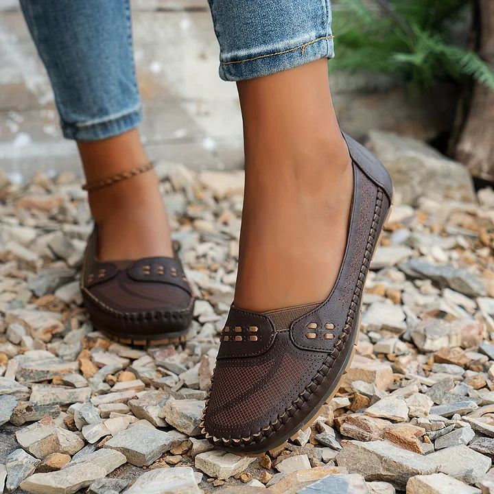 Seitenprofil der flachen Elora Slip-Ons, zeigen das mühelose An- & Ausziehen. Perfekte Freizeitschuhe.