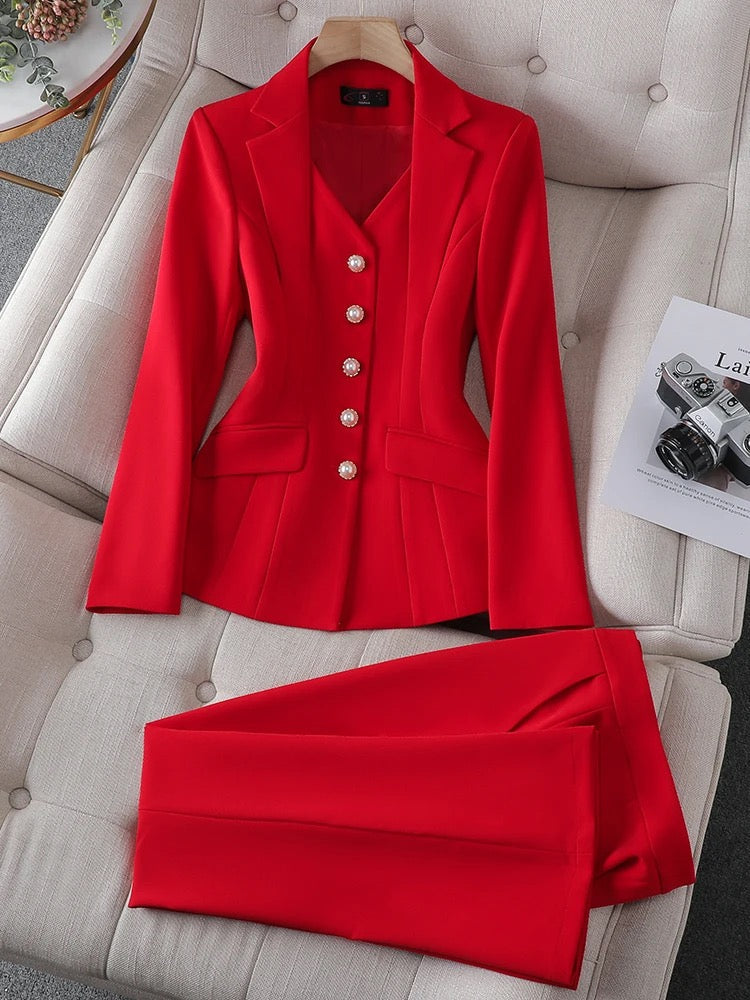 Stilvoller Damen-Zweiteiler mit Blazer und passender Hose, ideal für Business & besondere Anlässe.