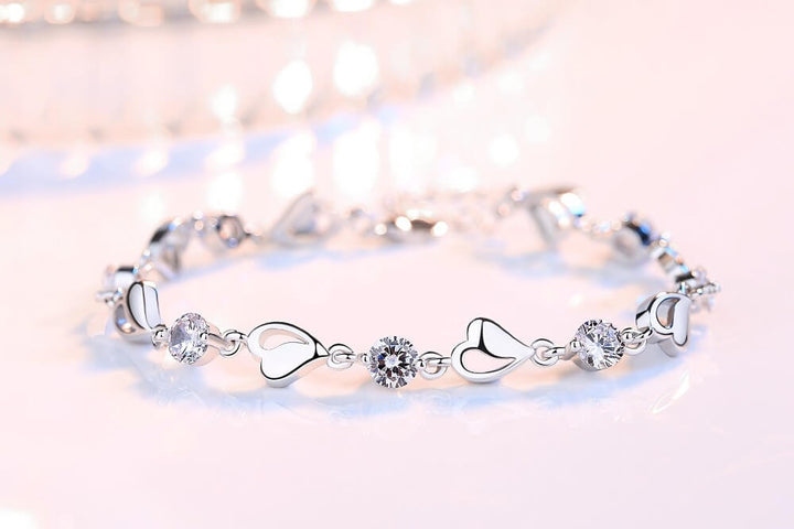 Feminines Silberarmband mit filigranem Herz-Detail, ein elegantes Accessoire für Damen.
