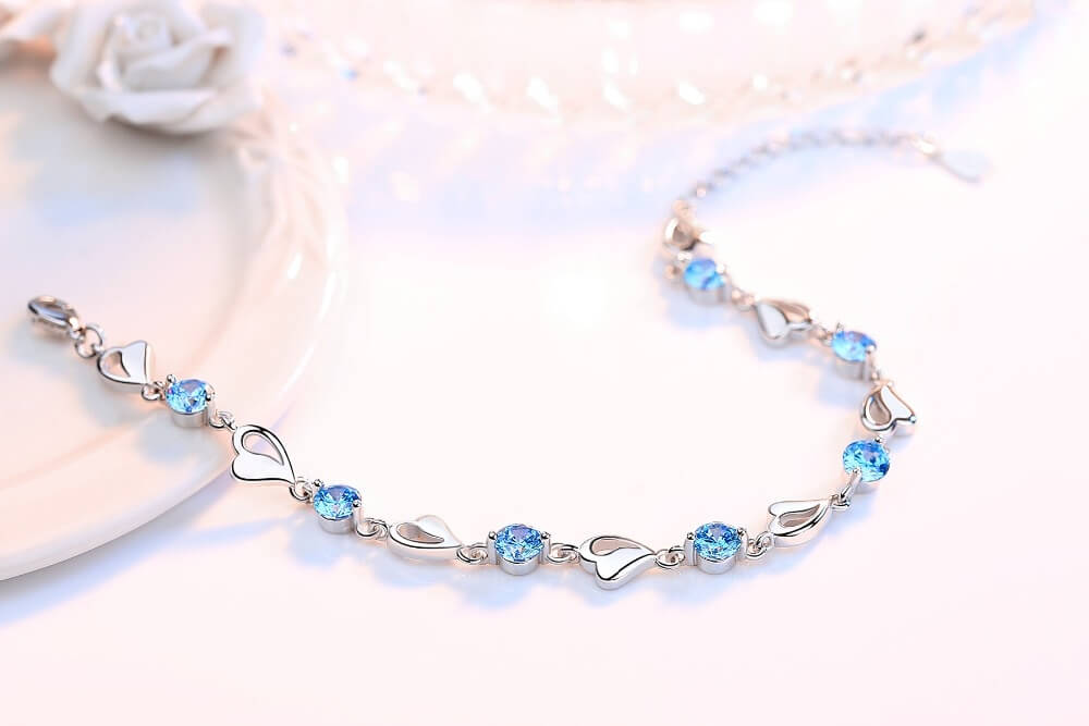 Luxuriöses Sterling Silber Herzarmband für Damen, passend für jeden stilvollen Anlass.