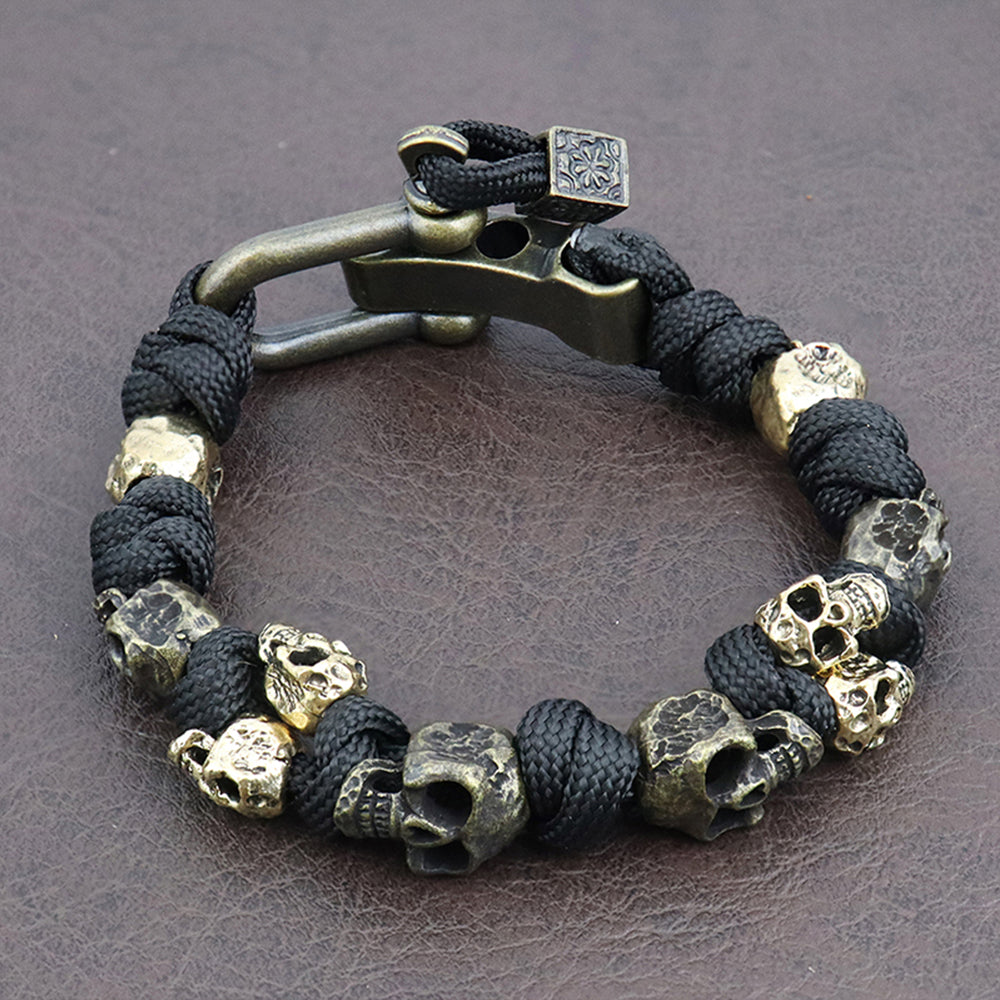 Nahaufnahme eines detailreichen Skull-Elements auf einem robusten, verstellbaren Herrenarmband, schwarzer Gothic-Schmuck.