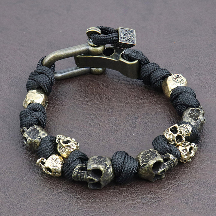 Nahaufnahme eines detailreichen Skull-Elements auf einem robusten, verstellbaren Herrenarmband, schwarzer Gothic-Schmuck.