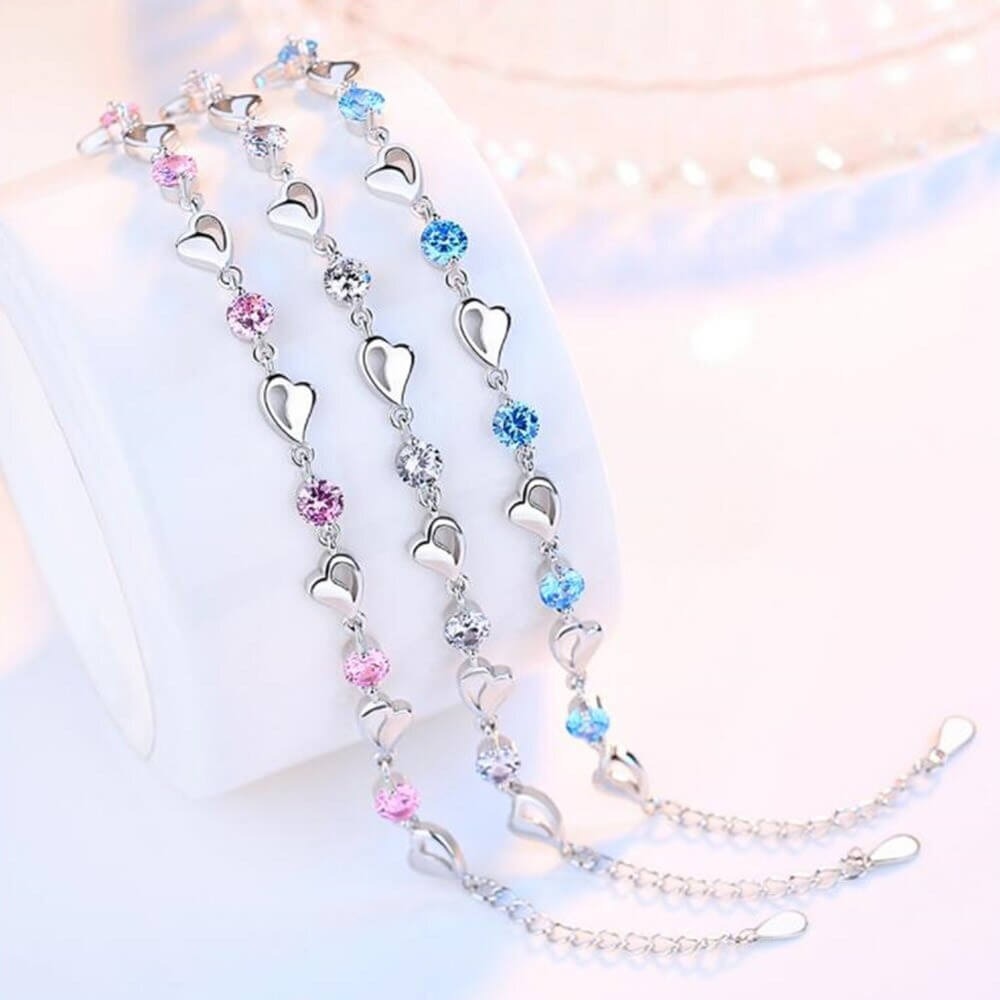 Nahaufnahme: Damen Silberarmband mit zartem Herz-Design, hochglanzpoliert und feminin.
