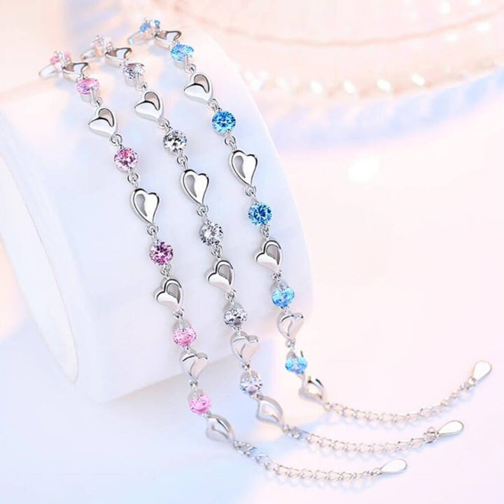 Nahaufnahme: Damen Silberarmband mit zartem Herz-Design, hochglanzpoliert und feminin.