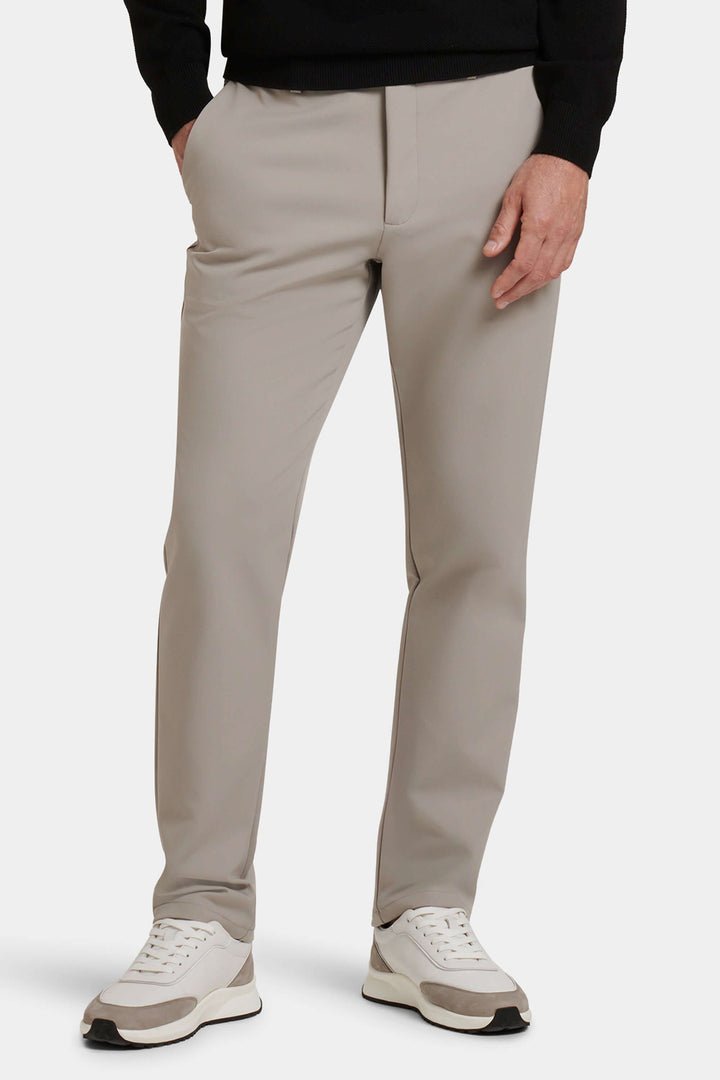 Komfortable Herrenhose für jede Gelegenheit: Elegante Tech-Pantalons für Business & Freizeit.