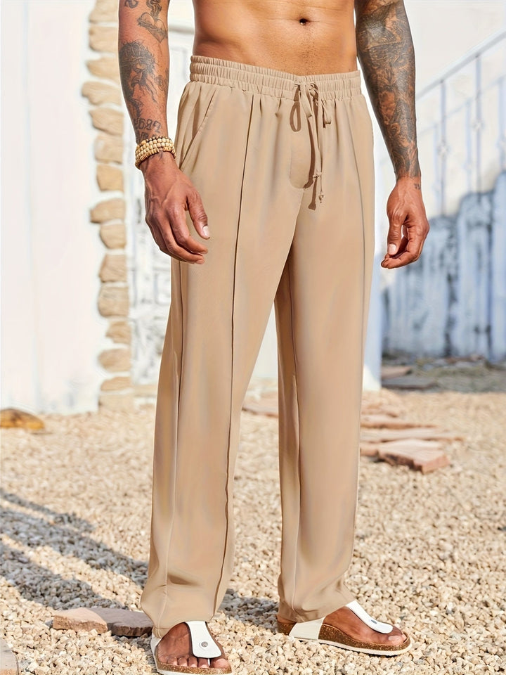 Mann trägt knöchellange Freizeithose, gerader Schnitt, knitterfrei. Eleganter Look für Büro & Freizeit.