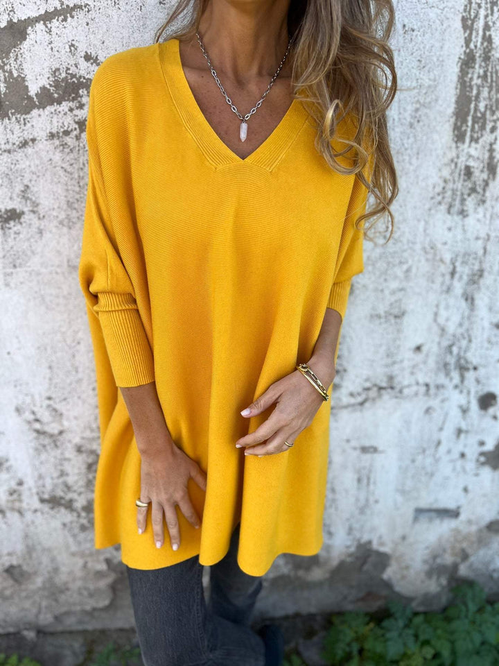 Detailansicht des V-Ausschnitts an einem eleganten Damen Pullover, Fokus auf den Schnitt.