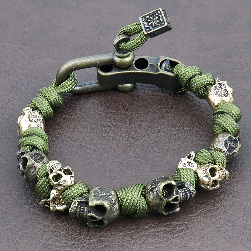 Stylisches Herren-Skull-Armband am Handgelenk, verstellbar und robust. Perfektes Gothic-Accessoire für Männer.