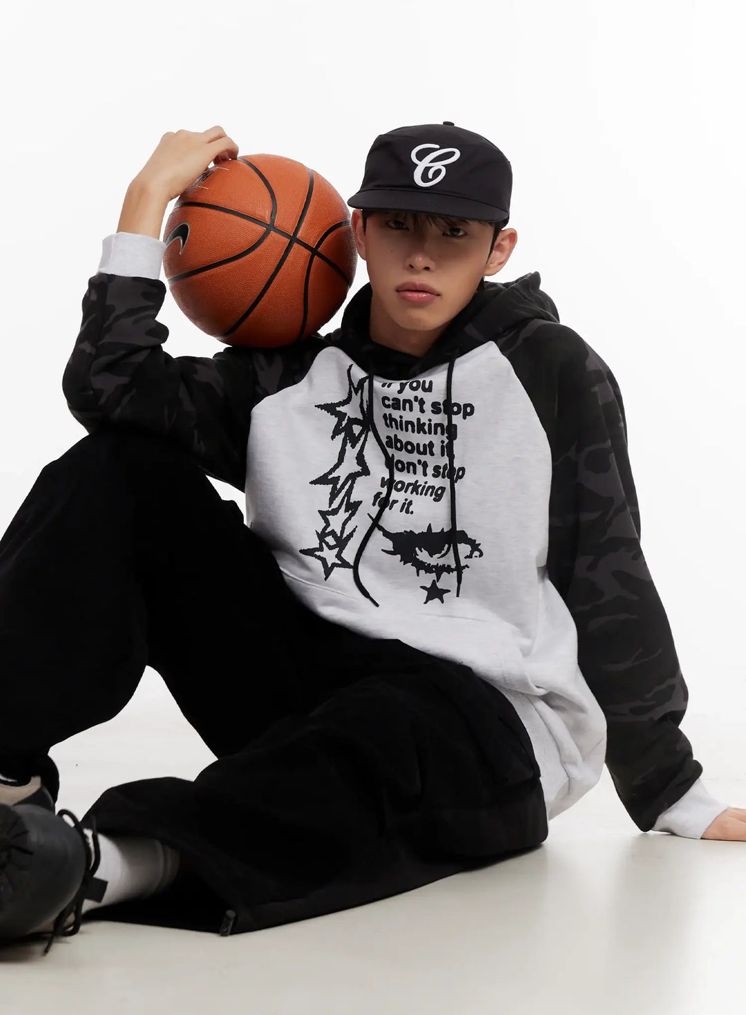 Bestickte schwarze Herren Baseballkappe für einen lässigen Streetstyle. Modernes Accessoire.