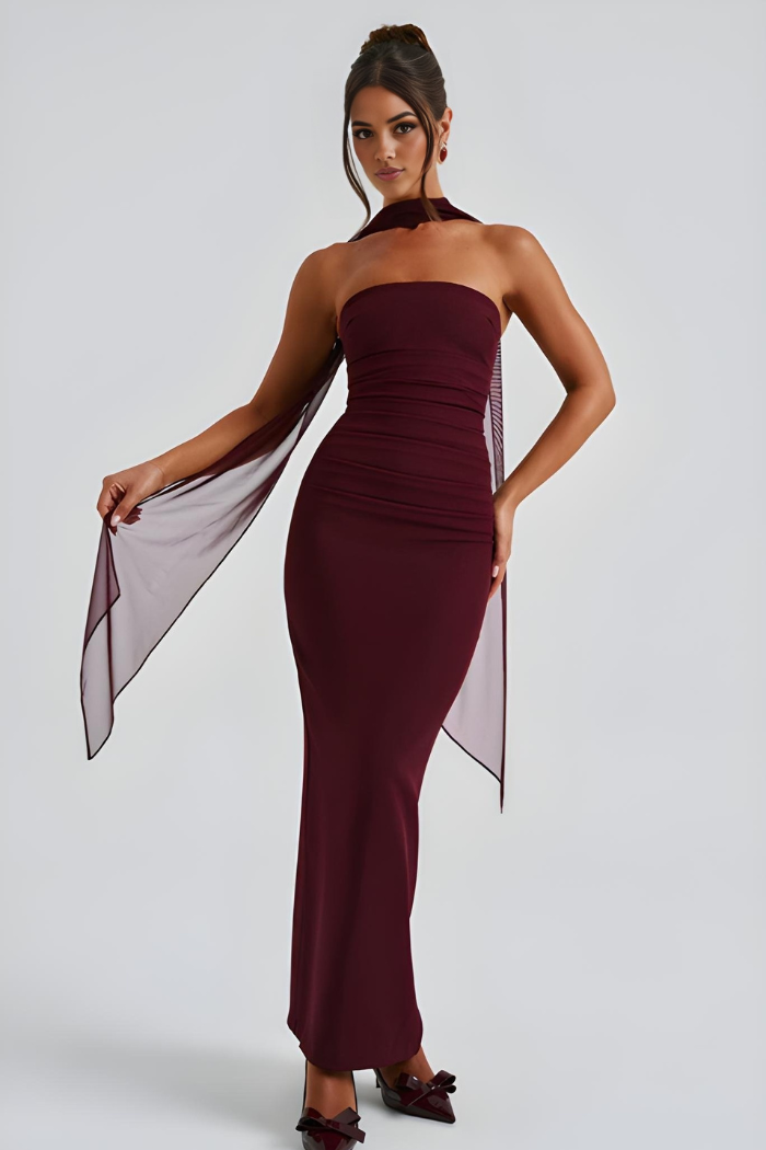 Schulterfreies Bodycon Maxikleid für Hochzeitsgäste, trägerlos und elegant, in figurschmeichelndem Schnitt.