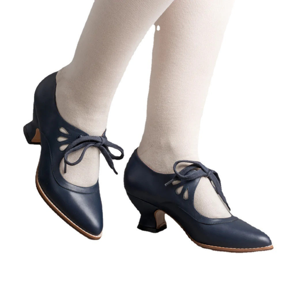 Detailaufnahme: Glänzende, hochhackige Damenschuhe mit komfortabler Fußgewölbestütze. Eleganter Auftritt garantiert.