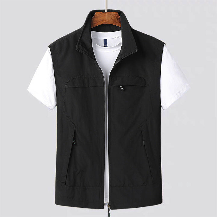 Bequeme Herren Reißverschluss Weste im Slim Fit Design, ideal für kalte Tage und moderne Wintermode.