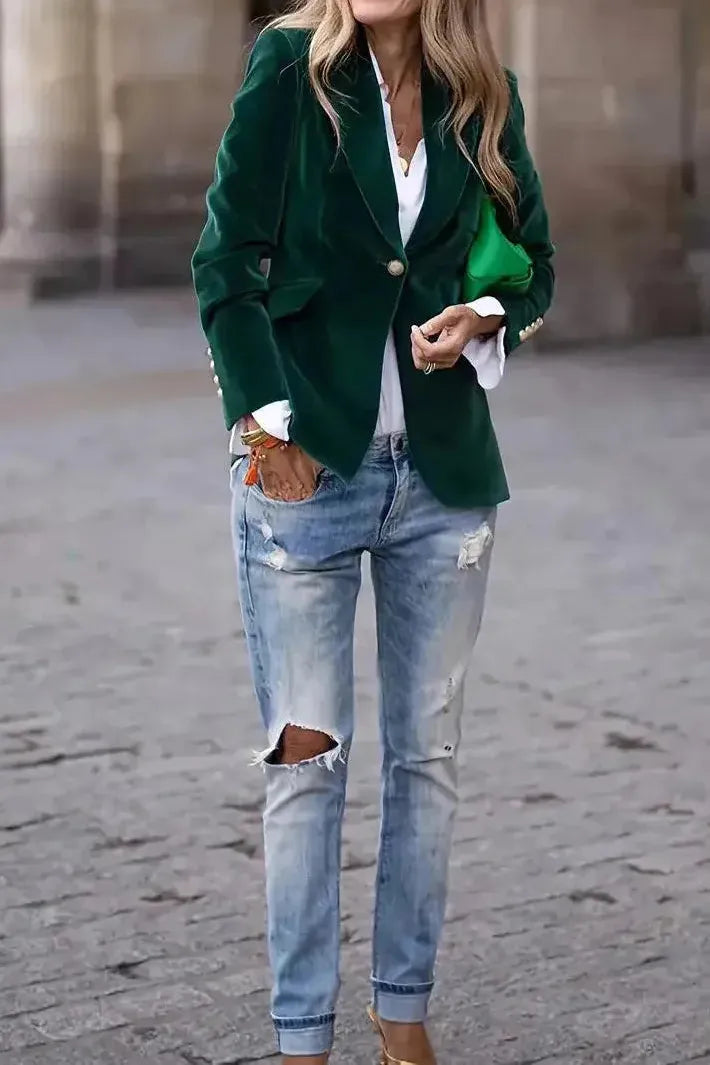 Grüner Damenblazer, schmeichelhafter Rückenschnitt, perfekt für elegante Outfits.