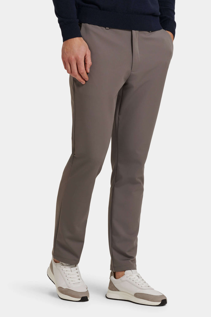 Premium Herren Stretchhose mit 4-Wege-Stretch, ideal für Business und entspannte Freizeit.