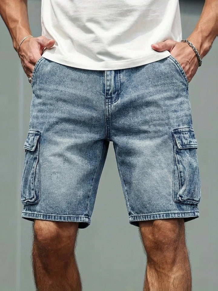Lässige blaue Herren Cargo Shorts mit praktischen Seitentaschen, ideal für Freizeit und Alltag. Bequeme Sommerhose.