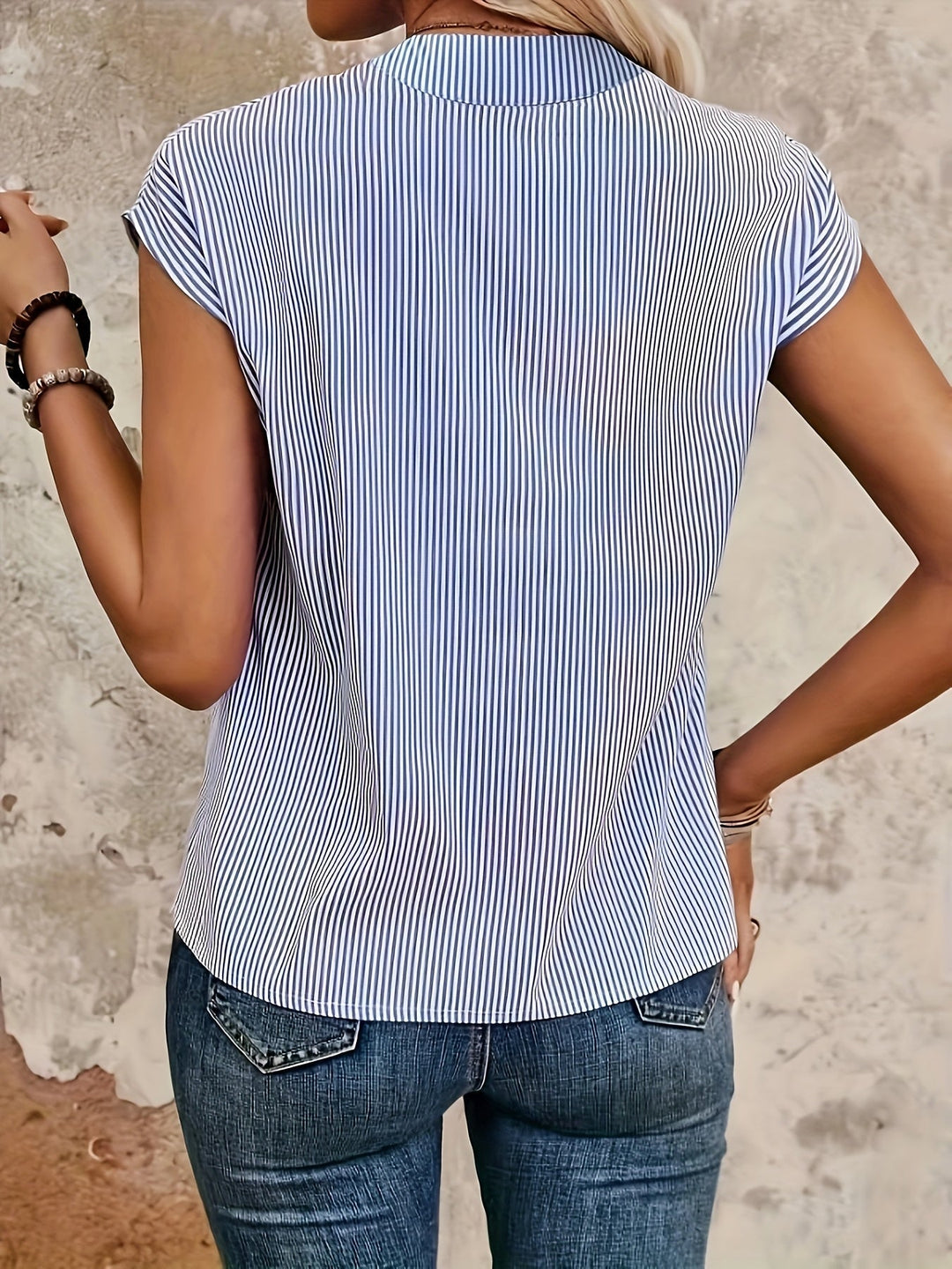 Elegante Damen Sommerbluse, gestreift, für Büro & Freizeit. Atmungsaktiv & stilvoll.