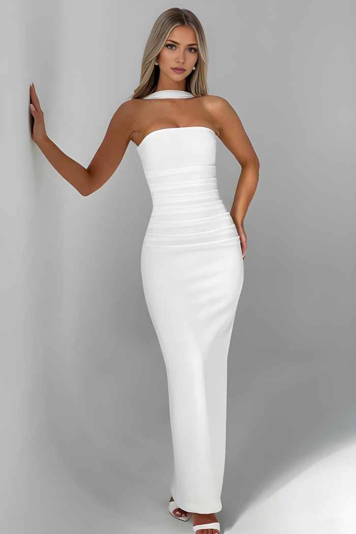 Bordeauxrotes, schulterfreies Damen Abendkleid in Maxilänge, trägerloser Bodycon-Schnitt.