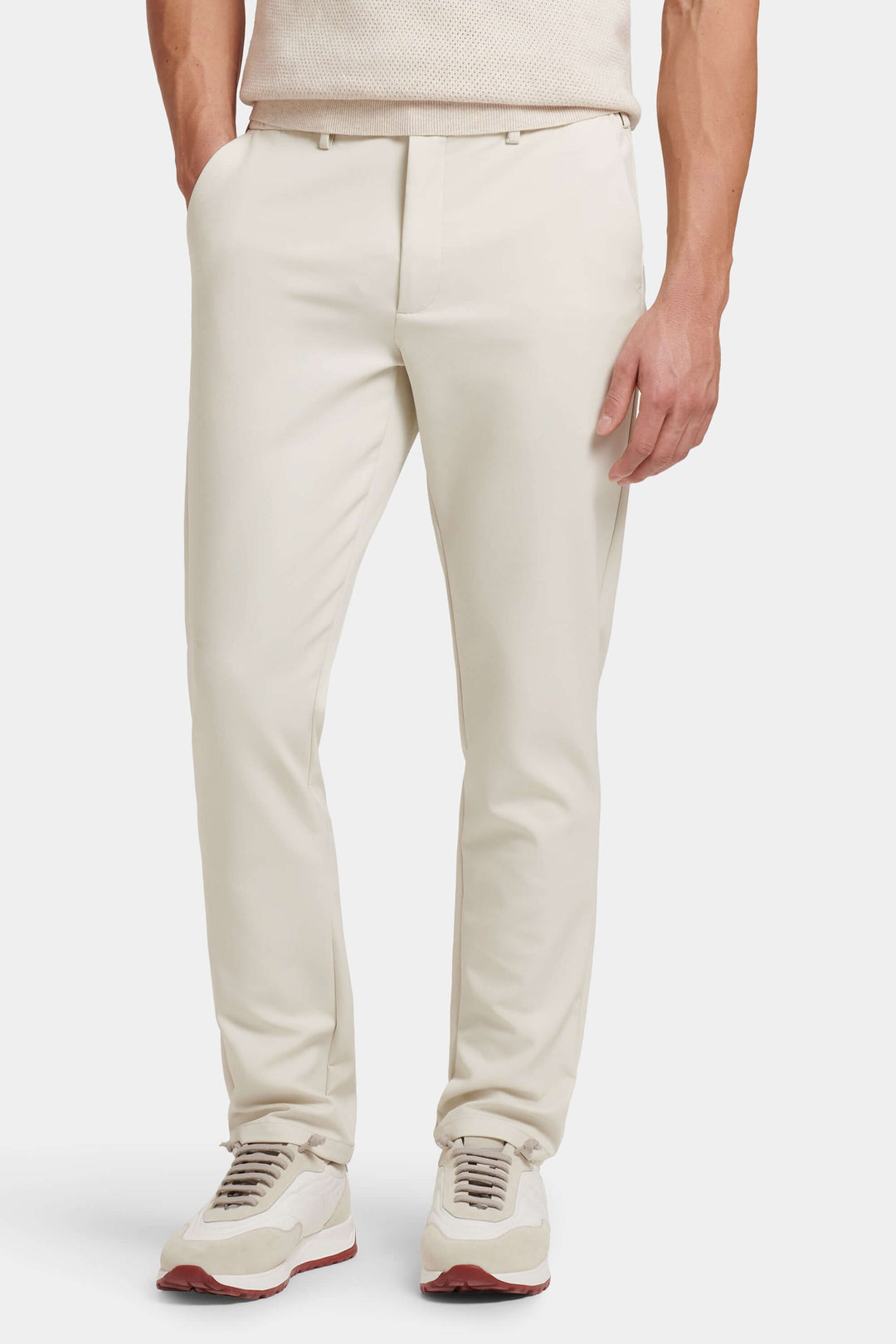 Moderne Herren Tech-Pantalons aus Stretchmaterial für maximale Flexibilität & Komfort.