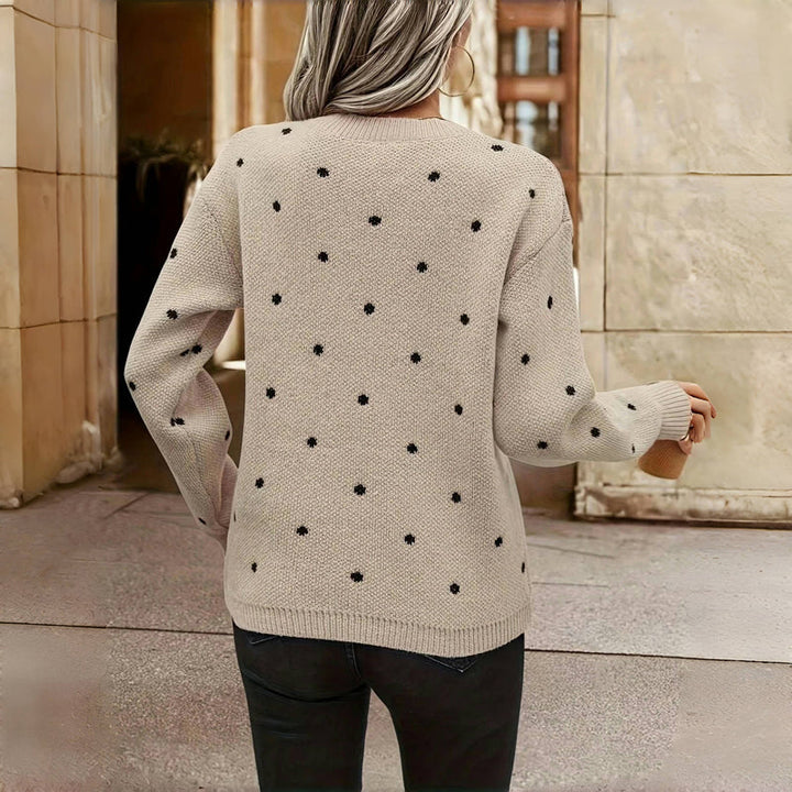 Modischer Strickpullover für Damen mit trendigem Punktemuster. Bequem und warm für die kalte Jahreszeit.