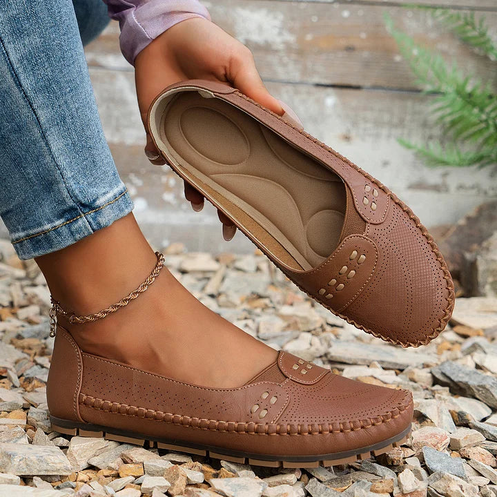 Ansicht der strukturierten Oberfläche der Elora Slip-On Damenschuhe. Ideal als komfortable Sommerschuhe.