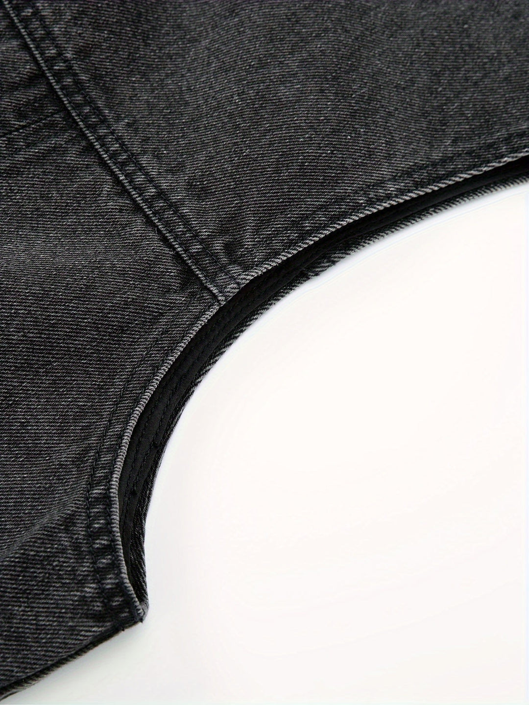 Frontansicht der ärmellosen Herren-Jeansweste, mit Knöpfen. Ideal für Casual-Outfits und Übergang.