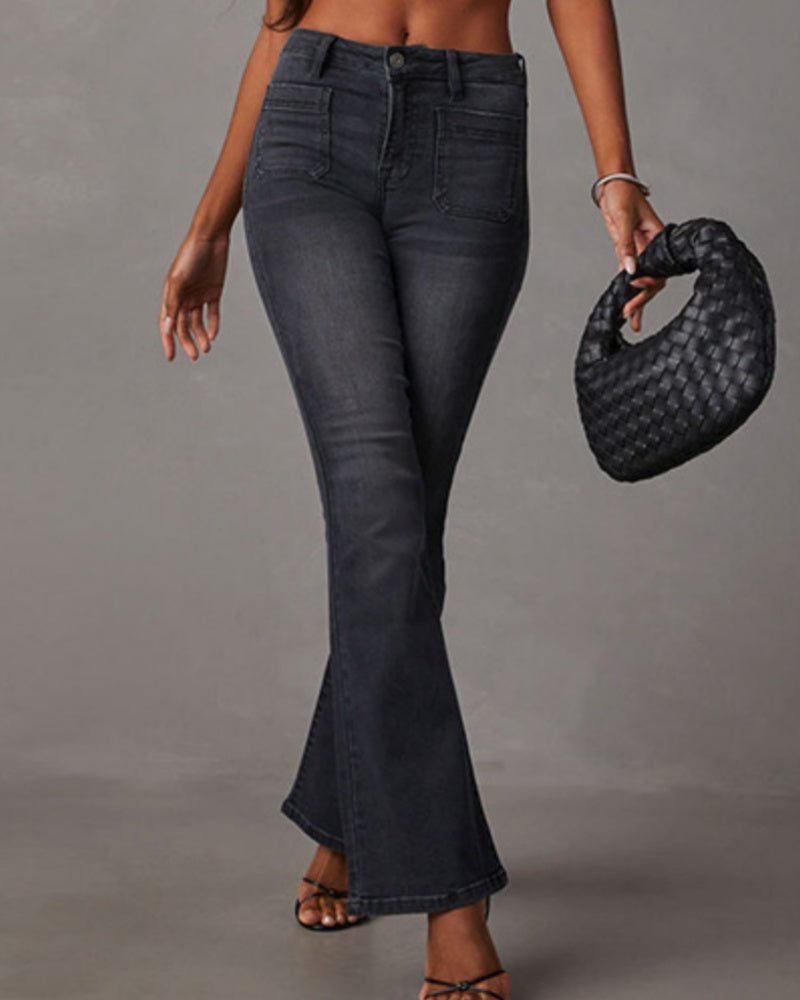 Moderne schwarze High Waist Damen Schlaghose, ausgestellt und figurformend. Bequeme Damenhose.