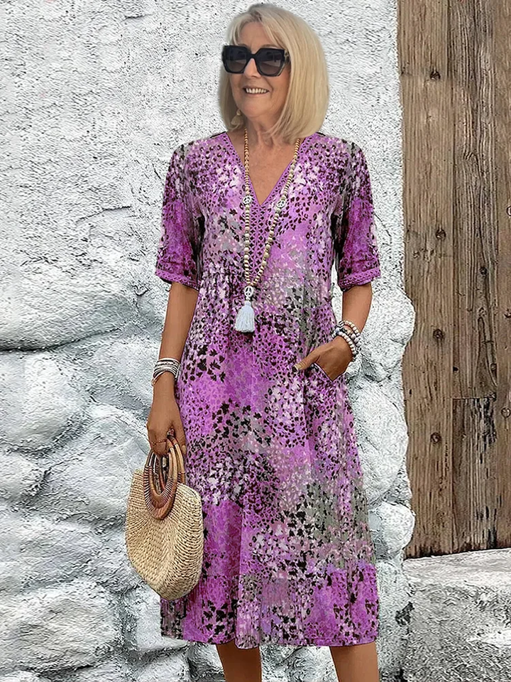 Violettes Damen Blumen Midikleid, V-Ausschnitt. Elegantes Sommerkleid im A-Linie-Schnitt für Anlässe.