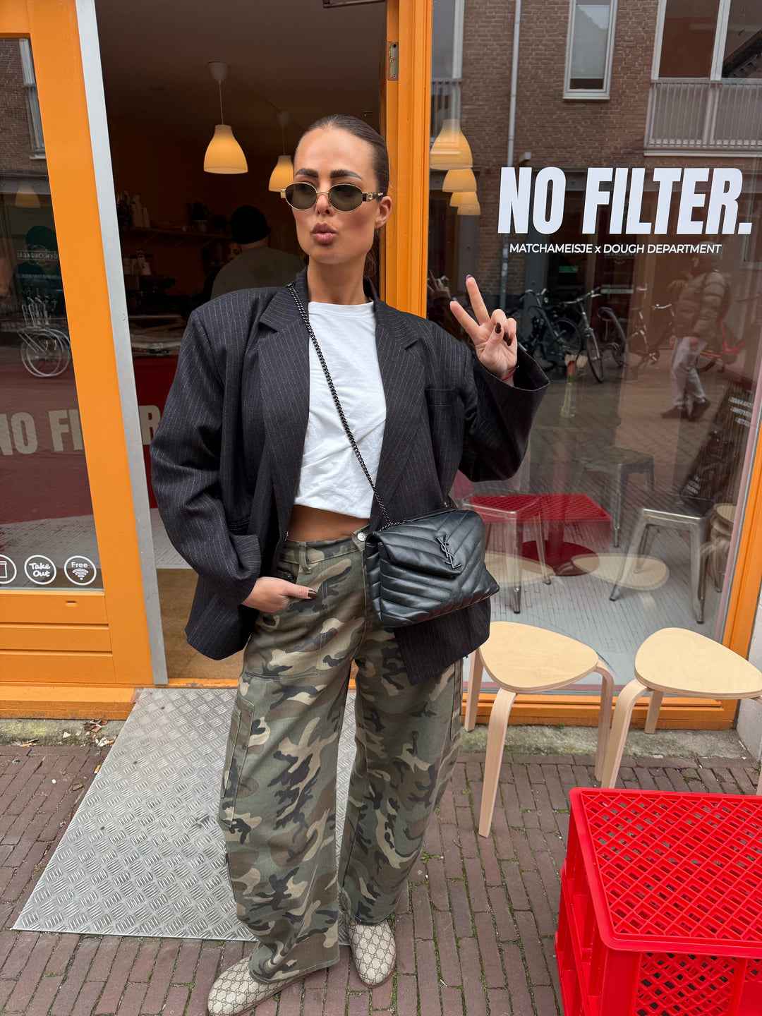Modische Damen Camouflage Cargo-Jeans mit elastischem Stretchbund. Ideal als bequeme Alltagshose.