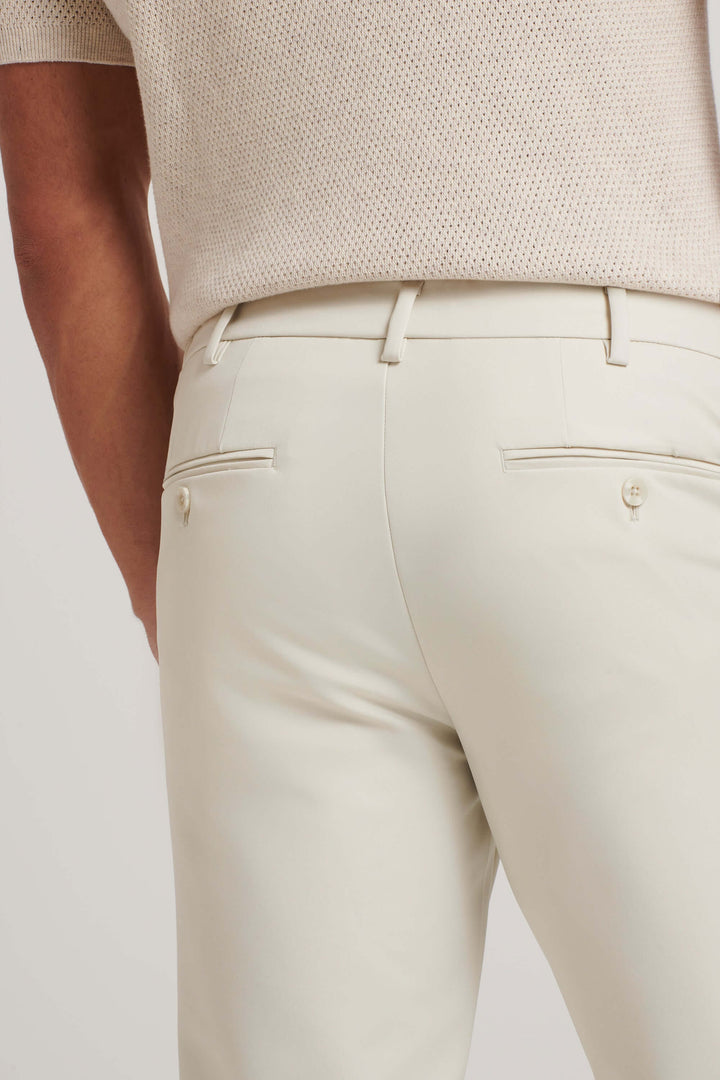 Zeitlose Herren Stretchhose, vielseitig einsetzbar als Business- oder Alltagshose.
