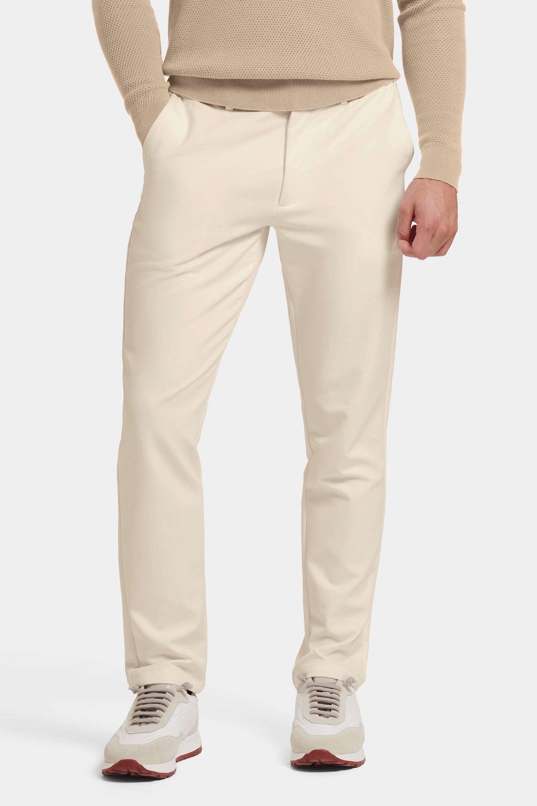 Stylische Herren Tech-Pantalons, die Eleganz & Tragekomfort vereinen. Für den modernen Mann.