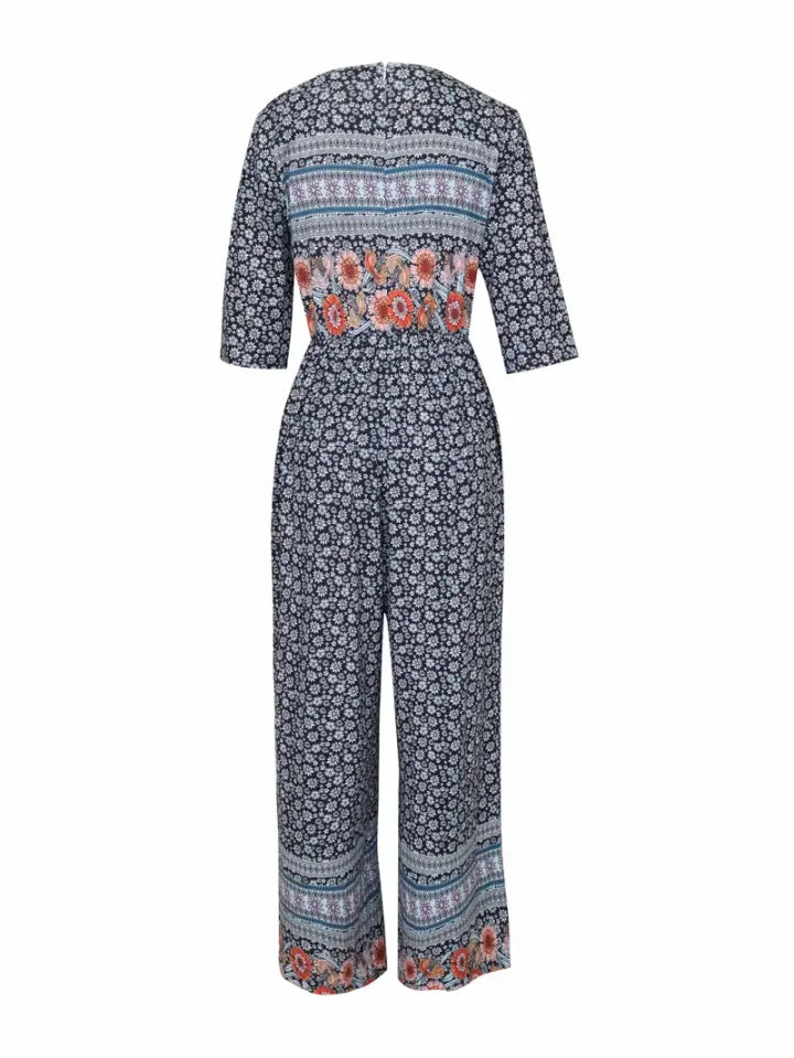 Luftiger Damen Floral Overall mit fließendem weitem Bein und femininem V-Ausschnitt. Optimal für den Sommerurlaub.