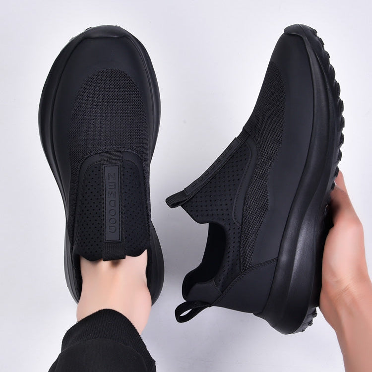 Schwarze Herren Komfortschuhe mit rutschfester Sohle, ideal als orthopädische Sportschuhe für Alltag & Aktivität.