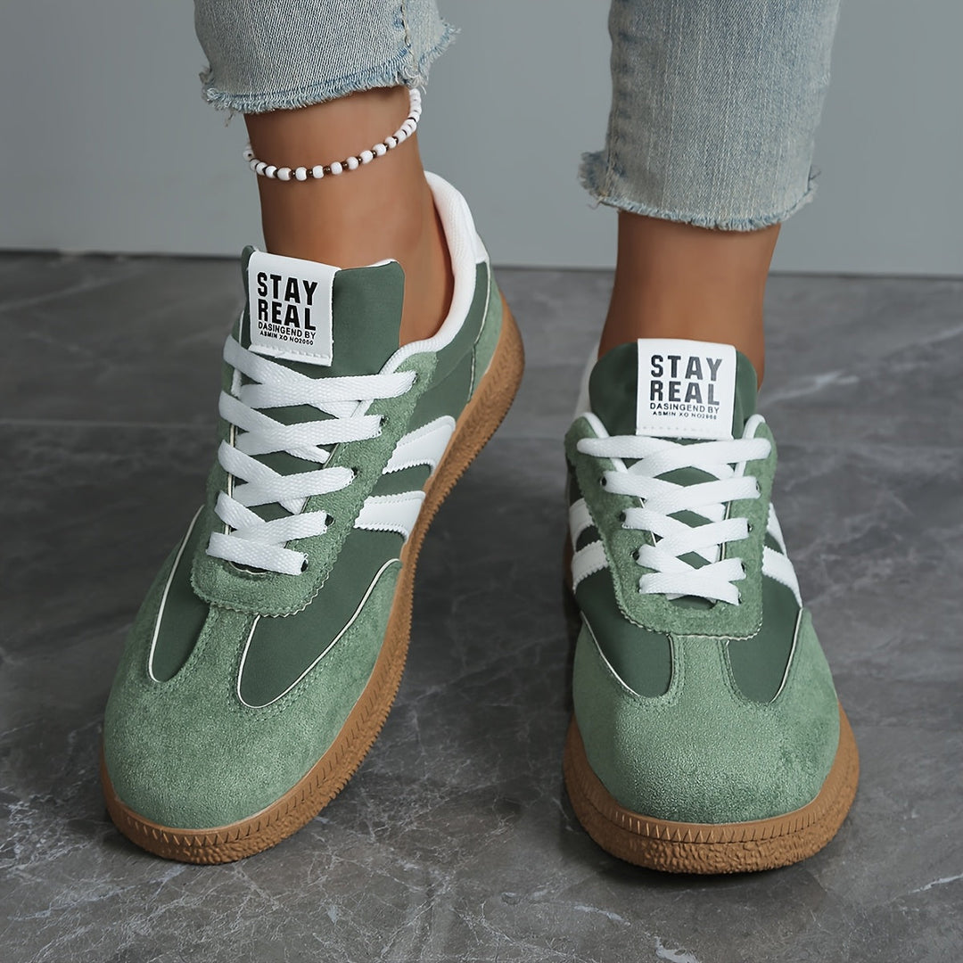 Damen Retro Sneaker in Weiß & Schwarz, komfortable Freizeitschuhe für urbanen Stil.
