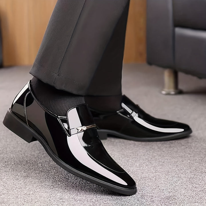 Glänzende Herren Lackschuhe, stilvolle Slip-On Slipper, perfekt für Hochzeit & Business. Komfortabel.