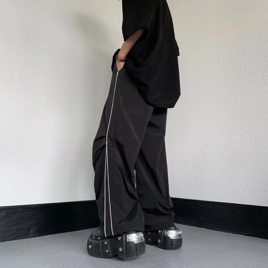 Bequeme schwarze Herren Freizeithose mit geradem Schnitt und weitem Bein für entspannten Alltagsstil.