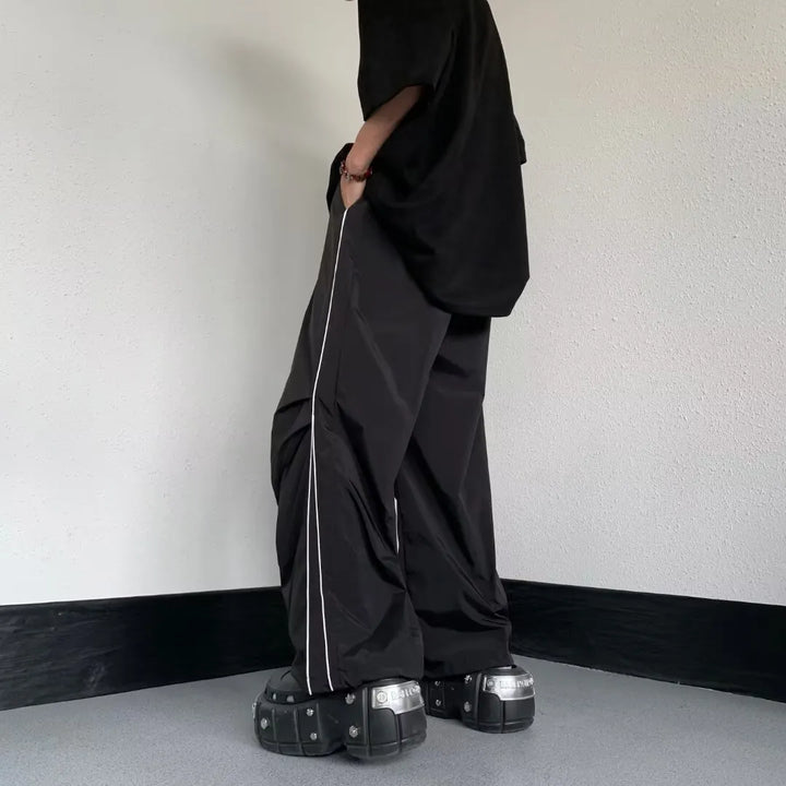Bequeme schwarze Herren Freizeithose mit geradem Schnitt und weitem Bein für entspannten Alltagsstil.