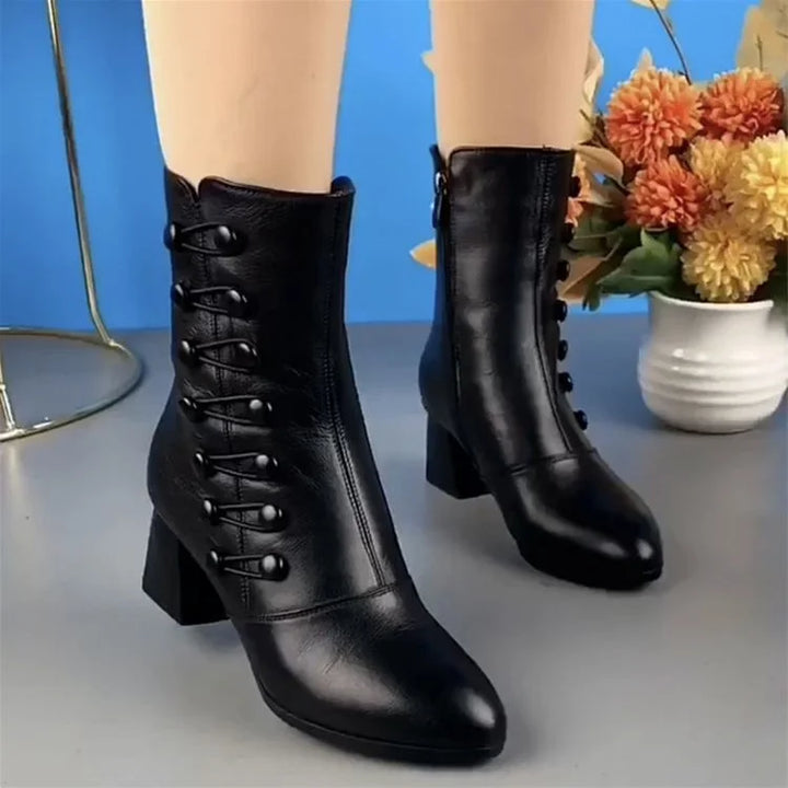 Dunkelbraune Damen Stiefeletten mit bequemem Absatz, ideal für herbstliche Outfits.